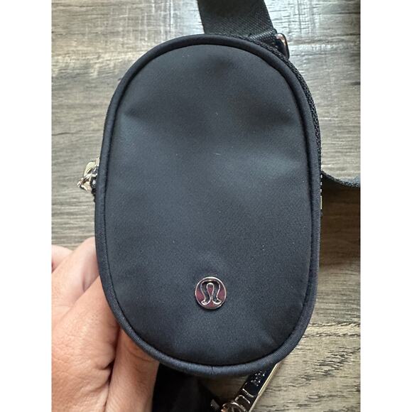 Lululemon Crossbody With Nano Pouch Black Excellent - Picture 4 of 7